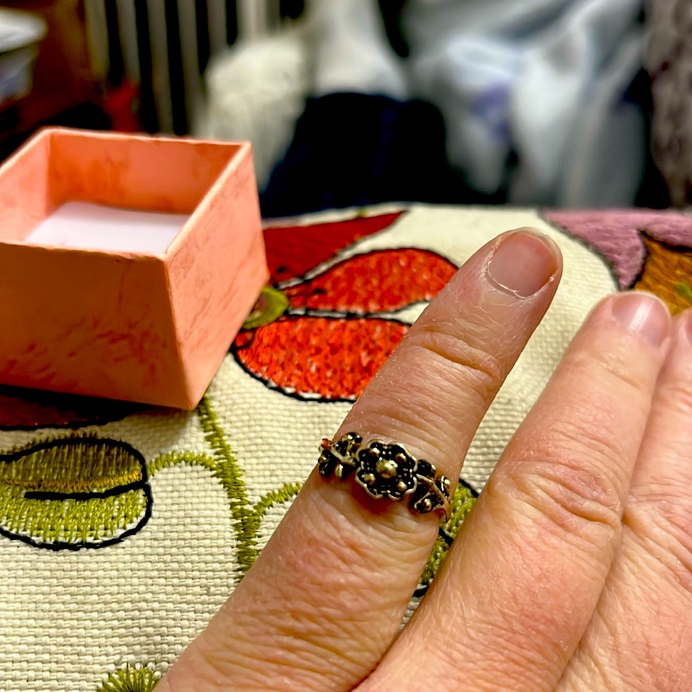 New, Size 5, Ring, Gray, Floral Pattern